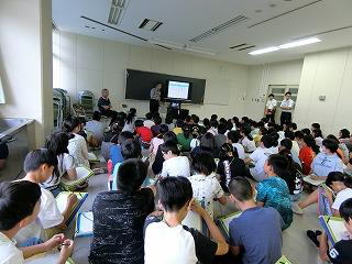 小学5年生に講義を行っている様子2