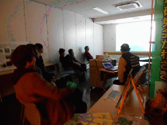 大気環境対策についての映像を見ている様子